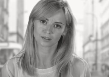 Tak dziś wygląda grób Anny Przybylskiej, gdzie siostra pokazała jak licznie odwiedzany jest nagrobek mimo tego, że to nie rocznica śmierci