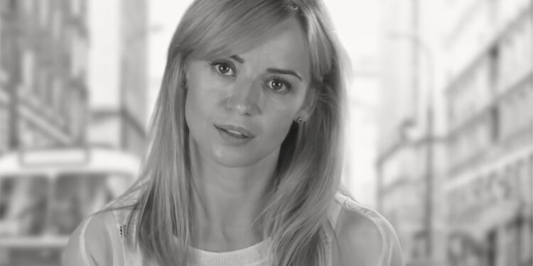 Tak dziś wygląda grób Anny Przybylskiej, gdzie siostra pokazała jak licznie odwiedzany jest nagrobek mimo tego, że to nie rocznica śmierci