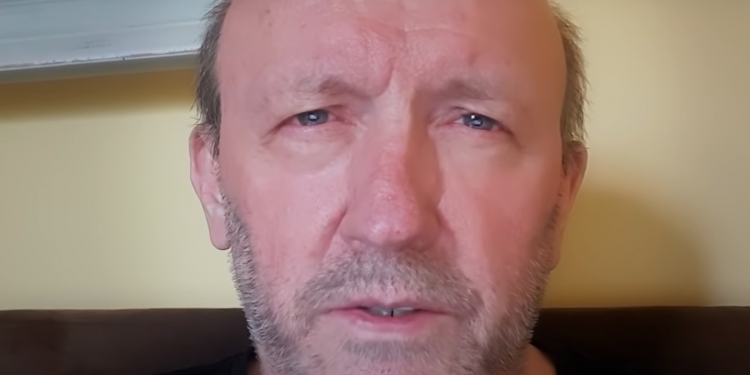 Chory, zarażony koronawirusem Artur Barciś (Ranczo) zamieścił w sieci film na którym recytuje wiersz widać że stan jego zdrowia nie jest dobry