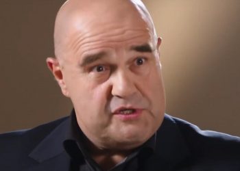 Cezary Żak to aktor serialu "Ranczo" w TVP, który motyw ławeczki postanowił użyć do ośmieszenia polityków PiS, czemu aktor atakuje rząd?