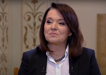 Danuta Holecka relacjonowała wybory w USA, dzięki pracy grafików znalazła się w gabinecie owalnym, internauci uznali, że to wpadka TVP