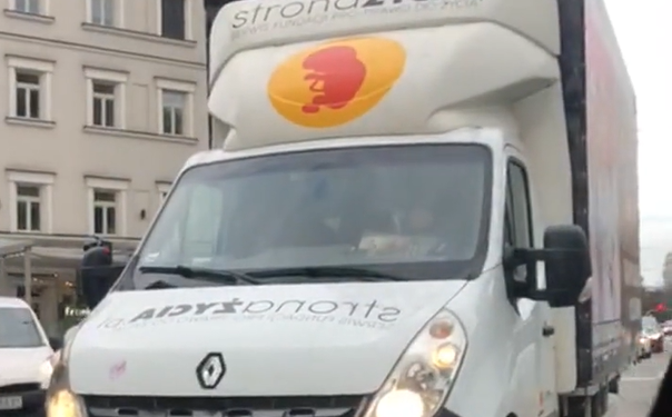 Antoni Pawlicki, polski aktor znany między innymi z serialu "Czas Honoru" zablokował furgonetkę pro-life fundacji "Prawo do życia"