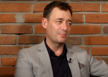 Rok temu Jacek Rozenek przeszedł poważny udar mózgu, od tego momentu trwa ciągła rehabilitacja, jaki teraz jest jego stan zdrowia?