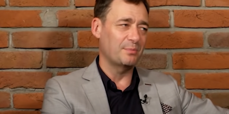 Rok temu Jacek Rozenek przeszedł poważny udar mózgu, od tego momentu trwa ciągła rehabilitacja, jaki teraz jest jego stan zdrowia?