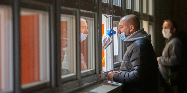 Według najnowszych danych nawet 80% osób przechodzi koronawirus COVID-19 bezobjawowo. Nie oznacza to, że takie osoby nie mają powikłań.