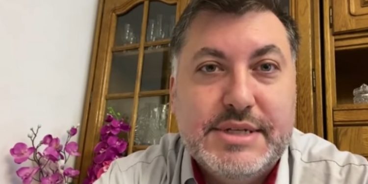 Koronawirus w Polsce: Artur Dziambor (Konfederacja/Wolność) trafił do szpitala z powodu COVID-19. Jaki jest stan zdrowia posła?