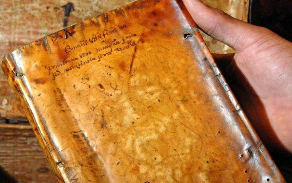 Książki oprawione w ludzką skórę brzmią makabrycznie, ale takie praktyki były stosowane już od XIII wieku. Były to również Biblie.