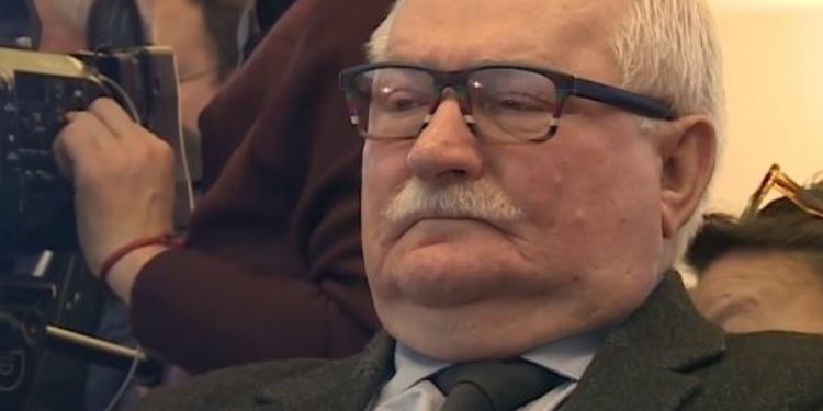 Lech Wałęsa, wrzucił post na którym widnieje na nim koktajl mołotowa, pod nim były prezydent nawołuje do rewolucji i zamieszek.