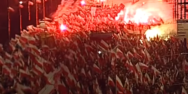 Marsz Niepodległości: Fotografka opublikowała bardzo zaskakujące zdjęcie w serwisie Facebook, na marszu ukazał się marszałek Piłsudski.