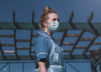 Rozpoczynają się właśnie pierwsze protesty pielęgniarek, które żądają poprawy warunków pracy przy chorych na COVID-19, może wybuchnąć strajk.