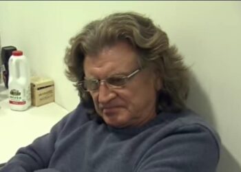 Grób Zbigniewa Wodeckiego jest niezwykły, każdy kto był i widział mówi, że widok poruszył nim do głębi. Tak bardzo brakuje jego aksamitnego głosu, dziś wspominamy niesamowitego artystę.