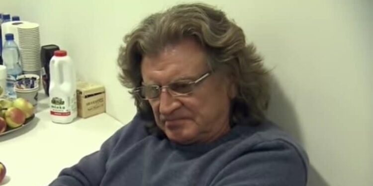 Grób Zbigniewa Wodeckiego jest niezwykły, każdy kto był i widział mówi, że widok poruszył nim do głębi. Tak bardzo brakuje jego aksamitnego głosu, dziś wspominamy niesamowitego artystę.