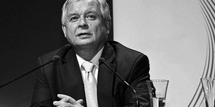 Skandal w Szczecinie, pomnik Lecha Kaczyńskiego "ozdobiły" plakaty Jaruzelskiego, oraz symbole oznaczające Strajk Kobiet