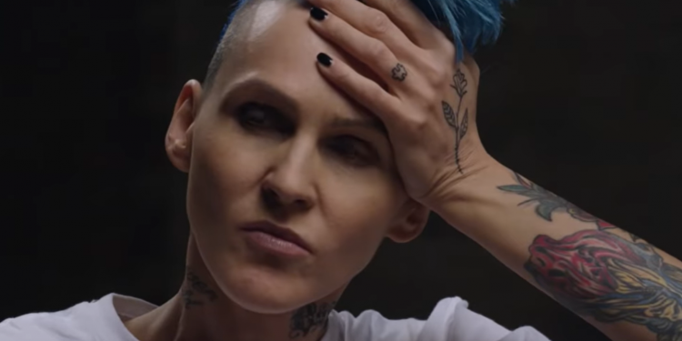 Agnieszka Chylińska i jej wykształcenie od lat są powodem do kłótni, rodzice wstydzą się, że była wokalistka ONA zakończyła tak szybko naukę