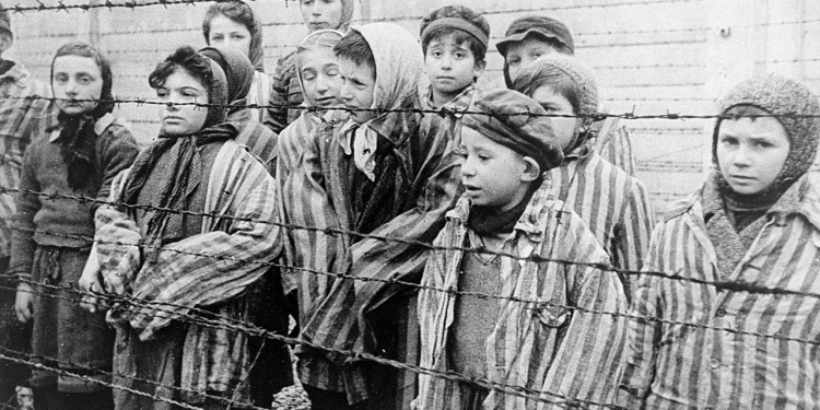 Jak wyglądało Boże Narodzenie w Obozie Auschwitz - Birkenau? Mimo bestialstwa nazistów Polacy starali się zorganizować namiastkę wigilii.