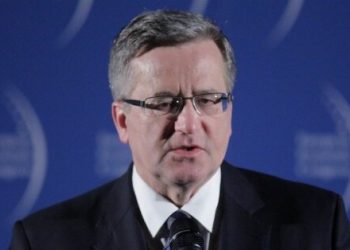 Bronisław Komorowski choruje na COVID-19, który wywołał rozległe zapalenie płuc, do mediów dotarły informacje obrazujące jego stan zdrowia