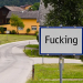 Leży 40 km od Salzburga, miejscowość Fucking w Austrii, mieszkańcy mają dość niewybrednych żartów, postanowili zmienić nazwę.
