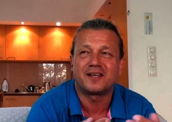 Jakimowicz rozpętał burzę w sieci po tym jak umiescił zdjęcie, na którym widać jak Lech Wałęsa i Jaruzelski siedzą razem przy stole