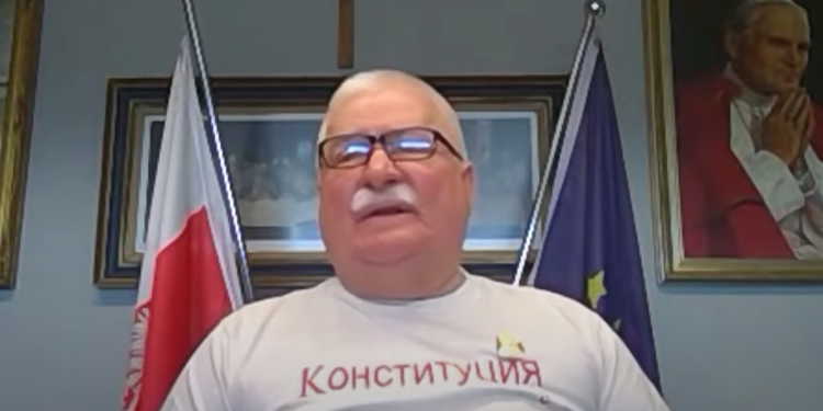 Niedawno Lech Wałęsa ogłosił, że jest bankrutem, jednak jego ostatnie zdjęcie na portalu Facebook pokazuje, że w święta jego waga urosła.