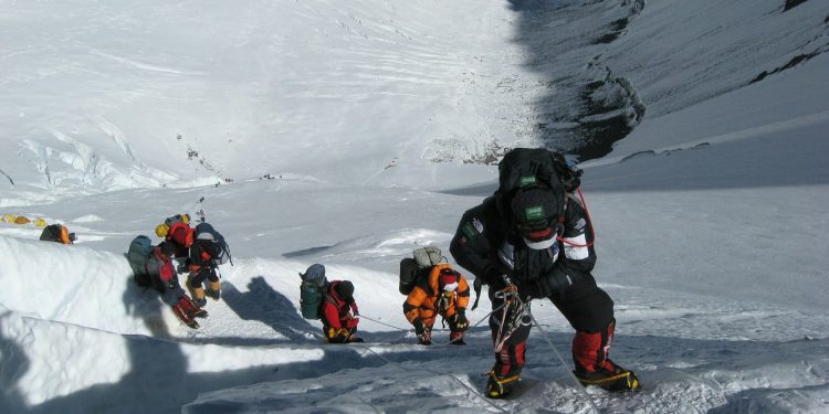 Mount Everest czyli "góra trupów' to teraz nieustanne kolejki, sterty śmieci i zalegające zwłoki, wejście na szczyt to nie tylko fizyczne wyzwanie