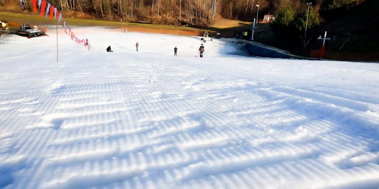 W Bytomiu mimo zakazu otwarty jest stok narciarski, właściciele uważają, że nie łamią przepisów, jednak policja wszczęła postepowanie.