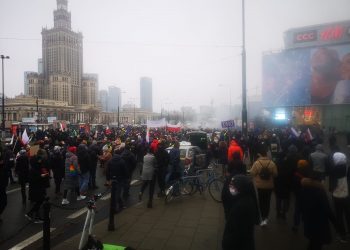 Warszawa, 13 grudnia: na ulice stolicy wyszedł Strajk Kobiet oraz Protest Rolników, policja w gotowości usiłuje blokować przemarsz