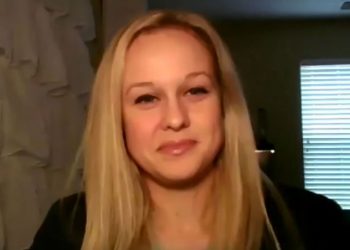 Rebeka Jones, amerykańska urzędniczka ujawniła statystyki o koronawirusie oraz o zgonach na COVID-19. Policja przeszukała jej dom