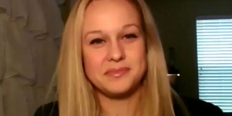 Rebeka Jones, amerykańska urzędniczka ujawniła statystyki o koronawirusie oraz o zgonach na COVID-19. Policja przeszukała jej dom