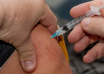 Uwaga: Podano, na które osoby szczepionka na COVID-19 Pfizera i BioNTech działa niepożądanie, pojawiły się poważne skutki uboczne