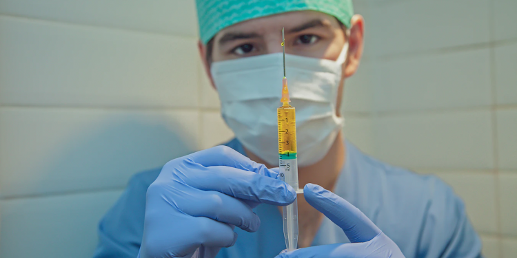 Szczepienia przeciwko koronawirusowi COVID-19 ruszą już 15 stycznia, szczepionka będzie darmowa. Jako pierwsi iniekcję otrzymają lekarze.