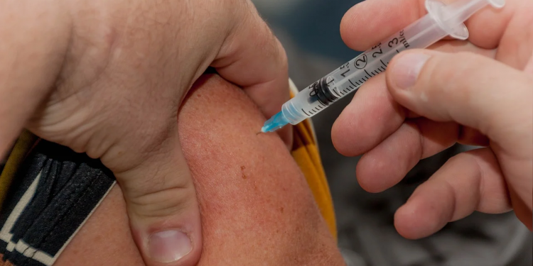 Już na przełomie stycznia i lutego ma zostać rozprowadzona szczepionka na koronawirusa COVID-19, pierwsi zostaną zaszczepieni lekarze.