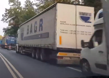 Wielka Brytania: Tragiczna sytuacja na granicy, w Dover kierowcy ciężarówek stoją w kilometrowych korkach, wszystko przez jej zamknięcie.