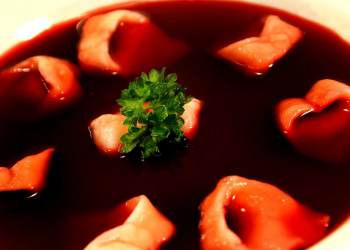 Prosty i szybki przepis na uszka do barszczu wigilijnego. Idealnie smakują, są miękkie i na pewno zaskoczysz swoich domowników ich smakiem