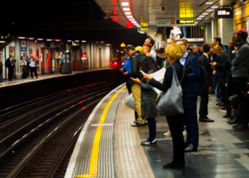 Całkowity lockdown jaki wprowadza Wielka Brytania spowodował, że Londyn próbowały opuścić tłumy, kwarantanna weszła w życie o północy.