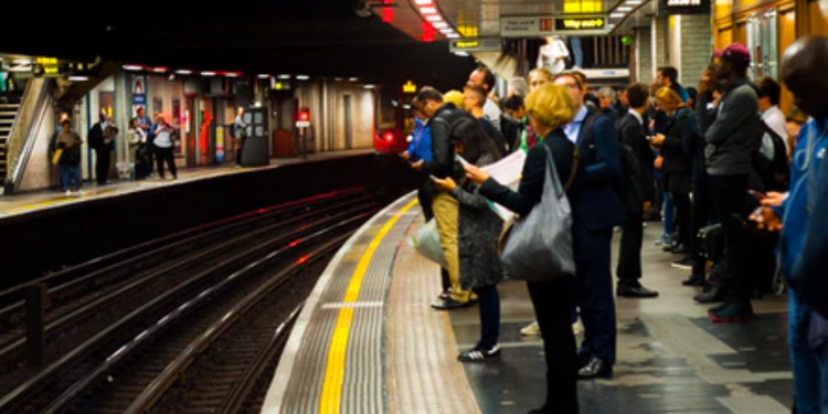 Całkowity lockdown jaki wprowadza Wielka Brytania spowodował, że Londyn próbowały opuścić tłumy, kwarantanna weszła w życie o północy.