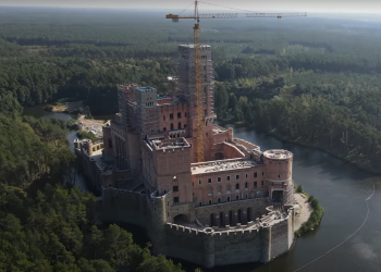 Czy sławny już na całą Polskę zamek w Stobnicy jednak nie powstanie? Prokuratura zaskarża decyzję wojewody wielkopolskiego.