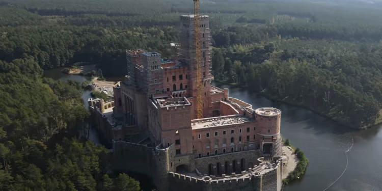 Czy sławny już na całą Polskę zamek w Stobnicy jednak nie powstanie? Prokuratura zaskarża decyzję wojewody wielkopolskiego.