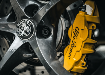 Nastała zima i mimo iż nie ma wielu opadów śniegu to temperatury bywają niskie, czy niebezpiecznie jest zaciągać hamulec ręczny?