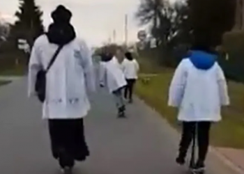 Proboszcz parafii w Marwicach stwierdził, że tegoroczna kolęda ma wyglądać inaczej, ksiądz z ministrantami odwiedza wiernych na hulajnodze.