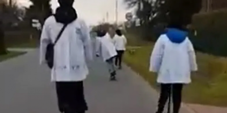 Proboszcz parafii w Marwicach stwierdził, że tegoroczna kolęda ma wyglądać inaczej, ksiądz z ministrantami odwiedza wiernych na hulajnodze.