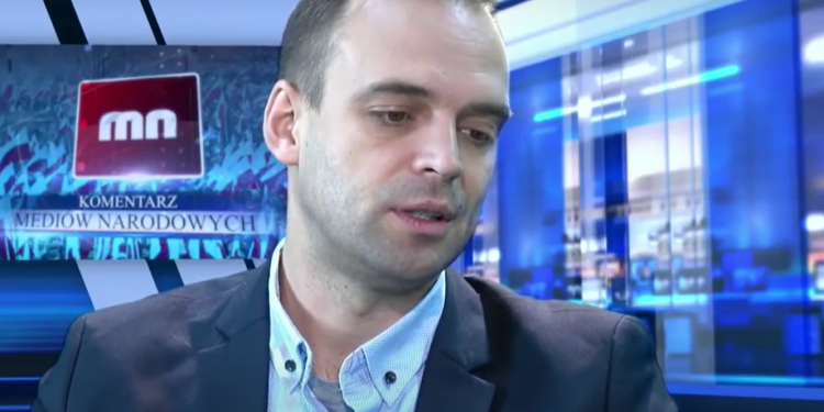 Szef wrocławskiego IPN dr Tomasz Greniuch w przeszłości należał do ONR. Do sieci wypłynęły zdjęcia jak hajlował na spotkaniach organizacji.