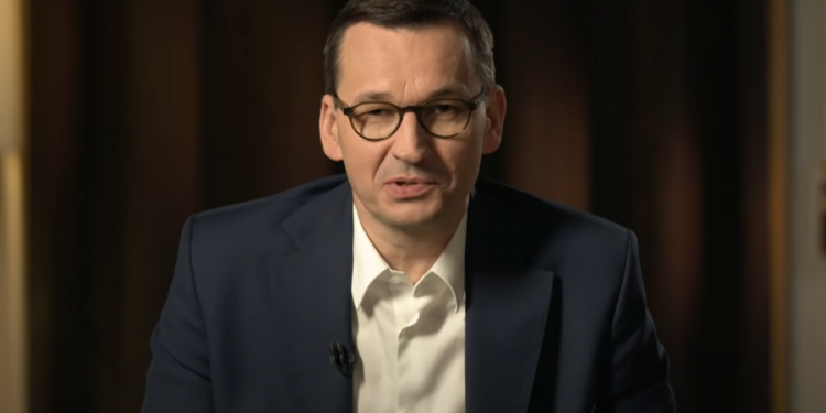 Premier Mateusz Morawiecki informuje na swoim profilu w serwisie Facebook, że szczepienia przeciw COVID-19 przebiegają pomyślnie.
