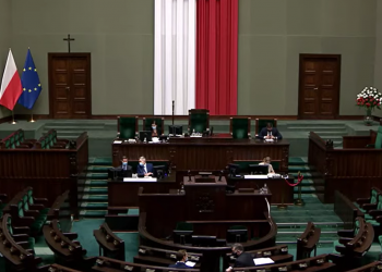 Sondaż wyborczy: Na prowadzeniu nadal PiS, tuż za nim KO, a na trzecim miejscu plasuje się Polska 2050 Szymona Hołowni.