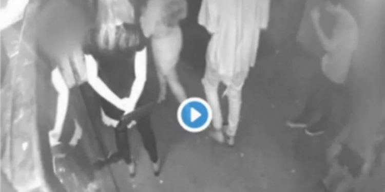 „Dwóch mężczyzn zgwałciło kobietę”. Uwaga na ten film!