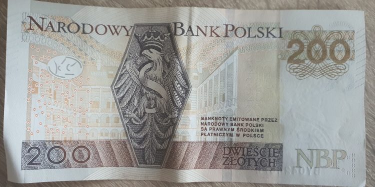 Kierowca zapłacił 200 zł i odjechał. Gdy kasjer zorientował się czym zapłacił, był w szoku