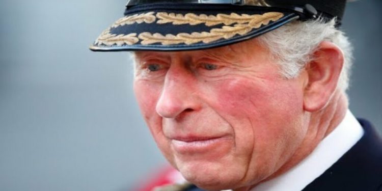 Szokujące zdjęcie: Książę Karol całuje się z mężczyzną, według tabloidu miał rzekomo zrobić coming out przed rodziną i wyznać że jest gejem.