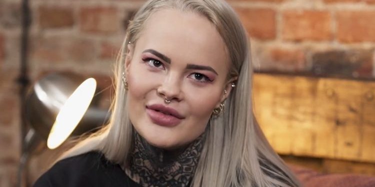 Wnuczka Millera bez kolczyków, makijażu i tatuaży. Jej stare zdjęcie robi furorę w sieci