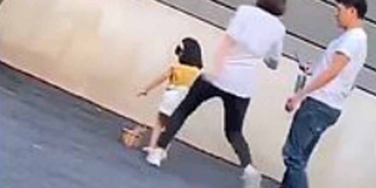 3-latka nie chciała pozować do zdjęć wtedy jej matka brutalnie ją skopała. Wszystko się nagrało