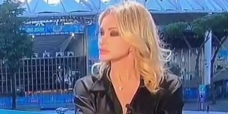 Paola Ferrari nagle znalazła się na ustach wszystkich przez wpadkę do jakiej doszło podczas transmisji w studio sportowym na Euro 2020
