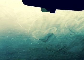 Parują ci szyby w samochodzie? Jest na to GENIALNY sposób! Każdy ma to w domu – kosztuje mniej niż 1 zł